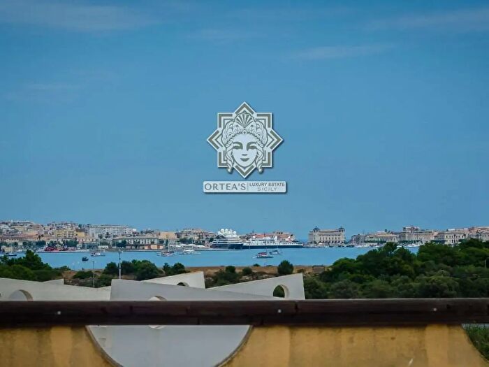 Casa con 12 locali in vendita in Siracusa