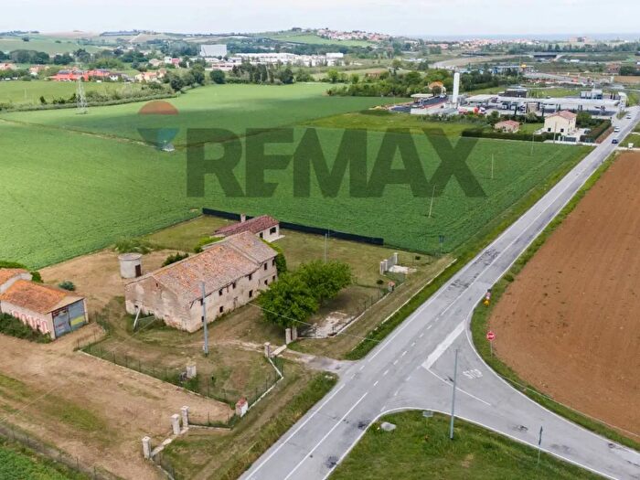 Casa con 16 locali in vendita in Via San Bernardo, Chiaravalle