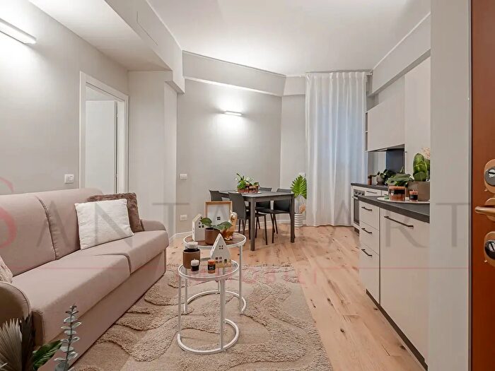 Appartamento trilocale in vendita in Via Francesco Primaticcio, Milano