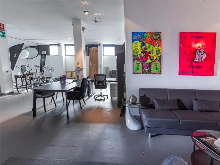 Appartamento con 5 locali in vendita in Via Vignola, Milano