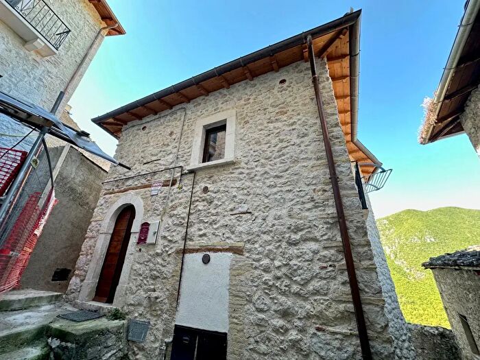 Casa bilocale in vendita in Via del Precipizio, Fontecchio