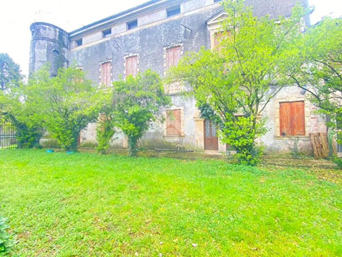 Casa con 10 locali in vendita in Via Lago di Garda, Buttapietra