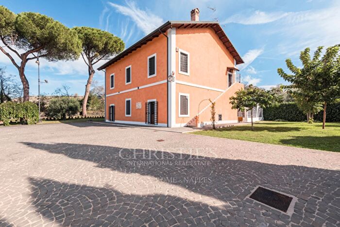 Casa con 16 locali in vendita in Via Prenestina Nuova, Montecompatri