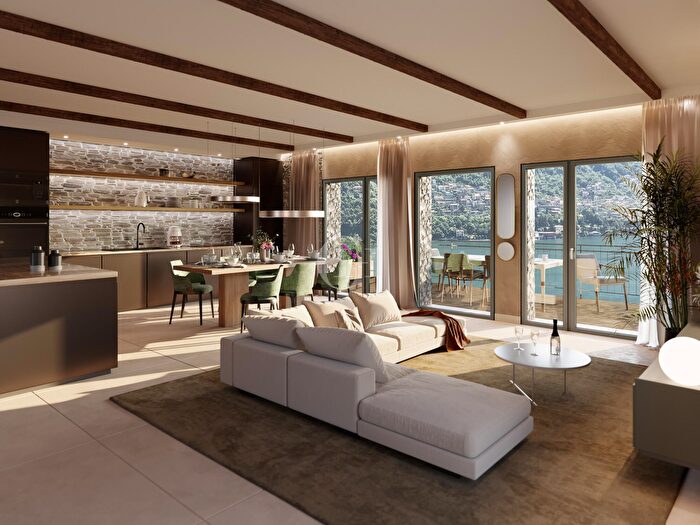 Appartamento con 7 locali in vendita in Laglio