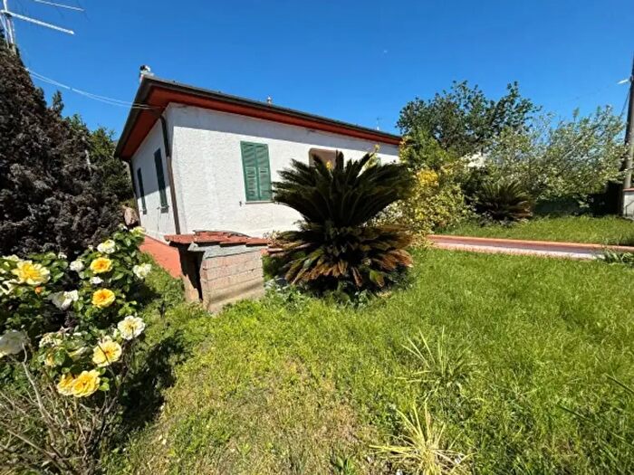 Casa trilocale in vendita in Via San Lorenzo, Massa