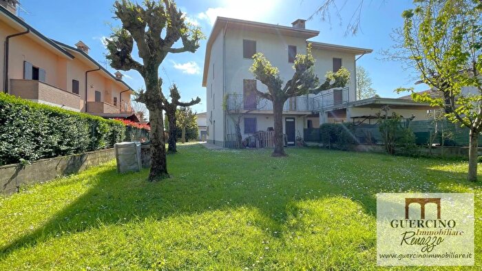 Casa con 6 locali in vendita in Via Bagni Cento, Cento