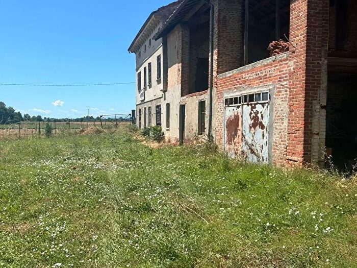 Casa con 8 locali in vendita in Tortona