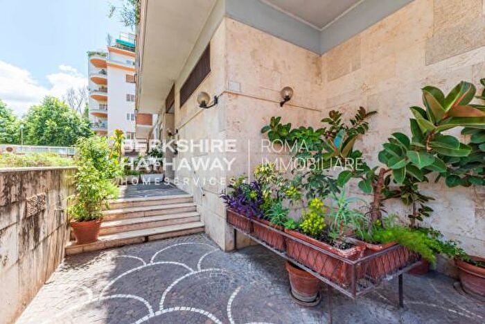 Appartamento trilocale in vendita in Via San Damaso, Roma