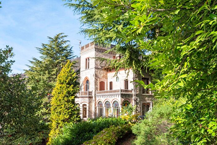 Casa con 10 locali in vendita in Via Fincara, Varese