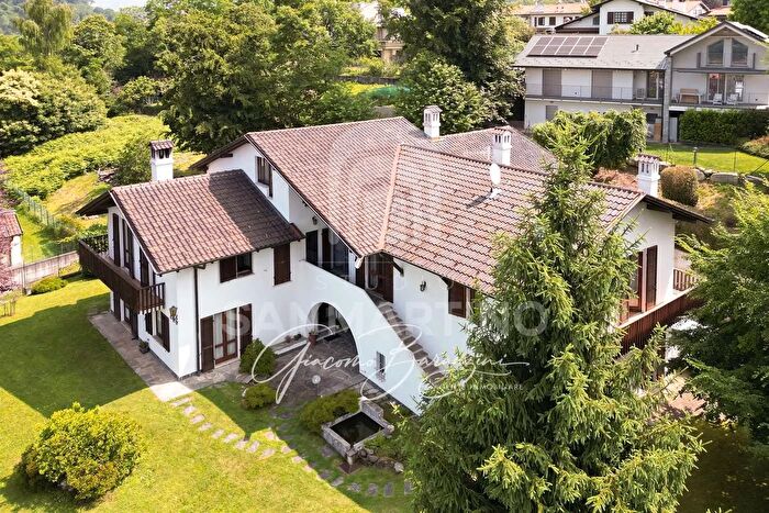 Casa con 10 locali in vendita in Via Monviso, Malnate