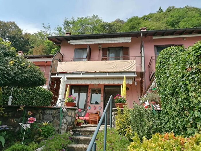 Casa con 5 locali in vendita in Lavena Ponte Tresa