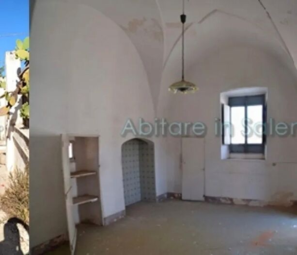 Casa con 9 locali in vendita in Castrignano Del Capo