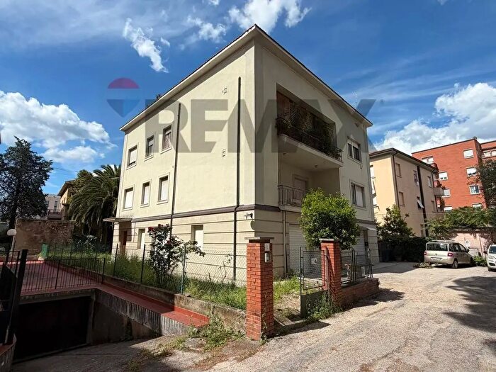 Casa con 7 locali in vendita in Via Amendola a, Foligno