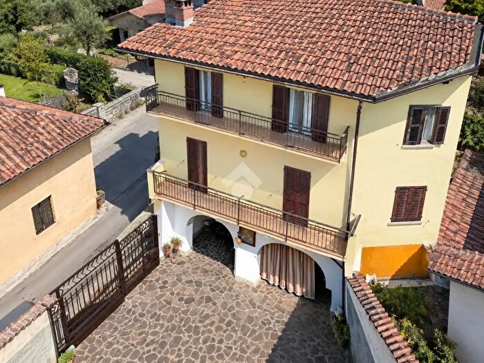 Appartamento quadrilocale in vendita in Via al Castello, Calolziocorte