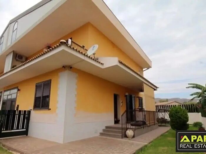 Casa con 9 locali in vendita in Avola