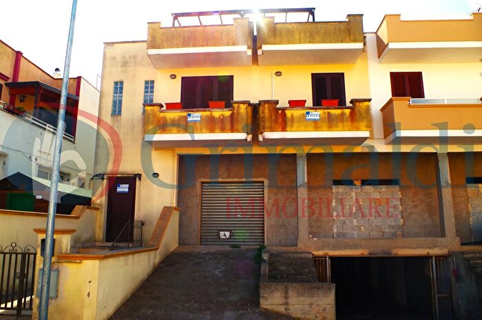 Appartamento con 5 locali in vendita in Via Salvatore Quasimodo Snc, Sannicola