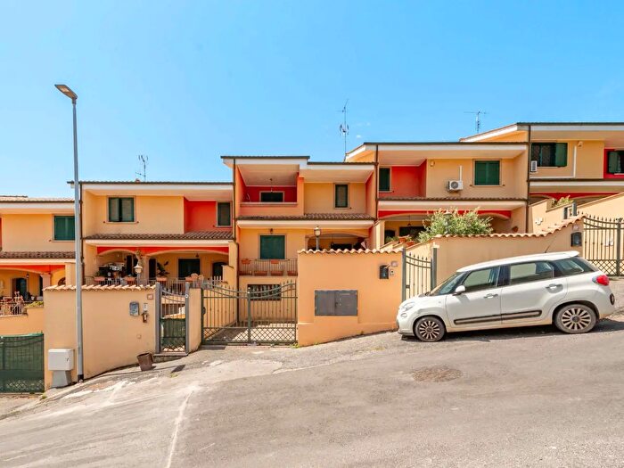 Casa quadrilocale in vendita in Via delle Begonie, Pomezia