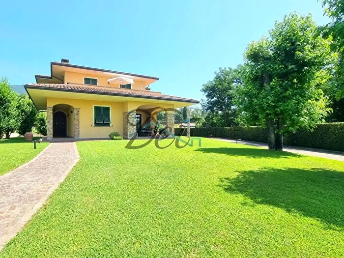 Casa con 12 locali in vendita in Via delle Pianacce, Capannori