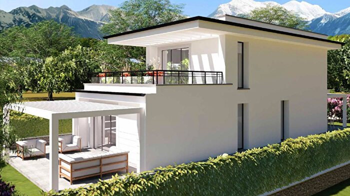 Casa con 6 locali in vendita in Massa