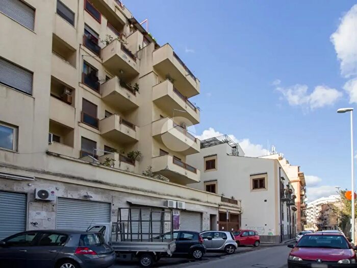 Appartamento quadrilocale in vendita in Via Serradifalco, Palermo