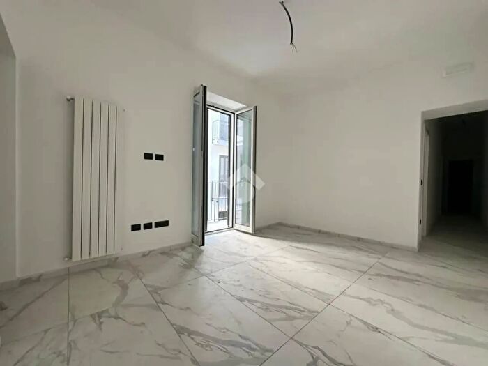 Appartamento trilocale in vendita in Via Ss Giovanni E Paolo, Napoli