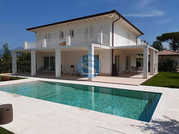 Casa con 16 locali in vendita in Pietrasanta