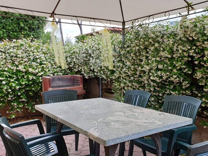 Casa con 6 locali in affitto in Viale Apua, Pietrasanta