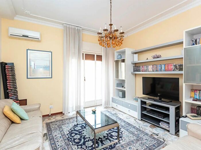 Appartamento con 8 locali in vendita in Via Napoli, Catania