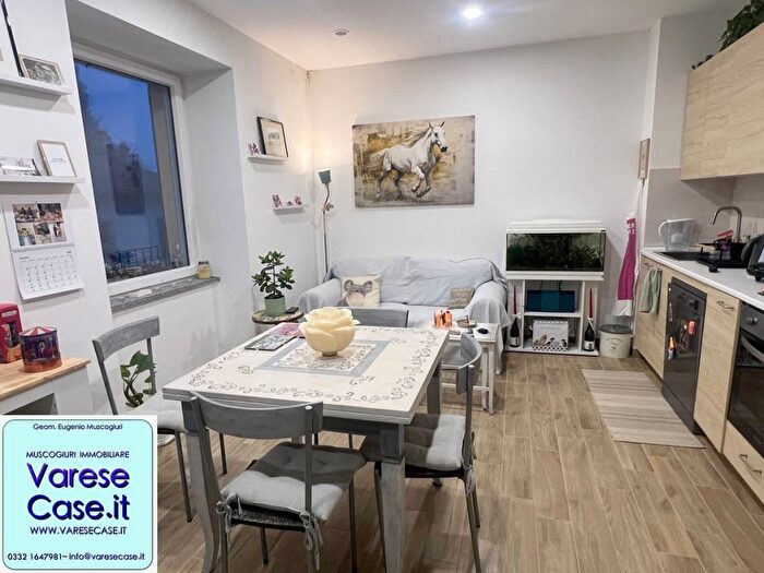 Appartamento trilocale in affitto in Via Mattello, Comerio