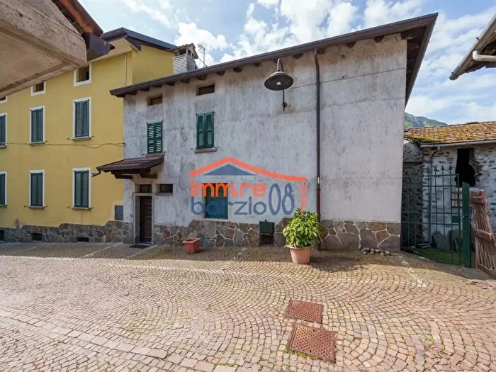 Casa con 6 locali in vendita in Taceno