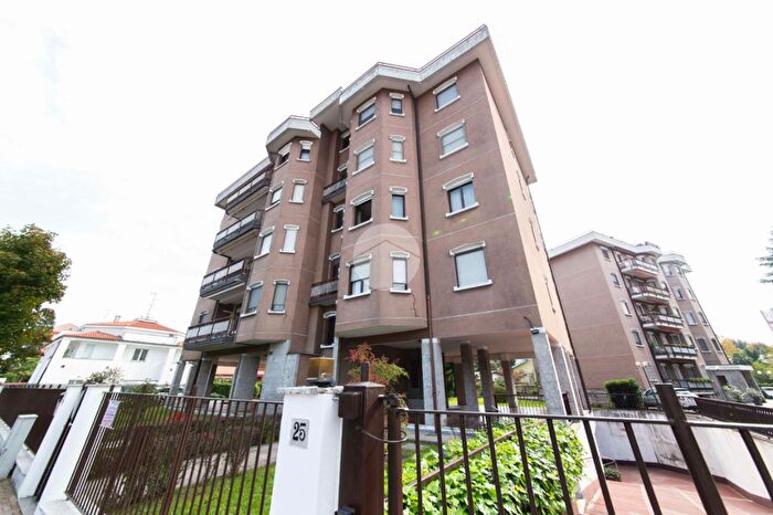 Appartamento trilocale in vendita in Via Franchi Maggi, Rozzano