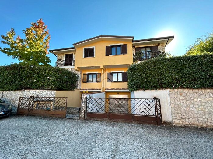 Casa quadrilocale in vendita in Via Gandhi, Mendicino