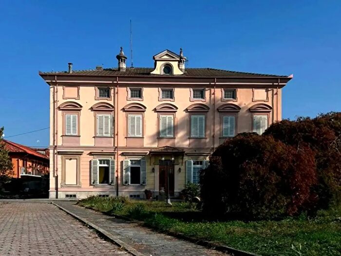 Casa con 14 locali in vendita in Pinerolo