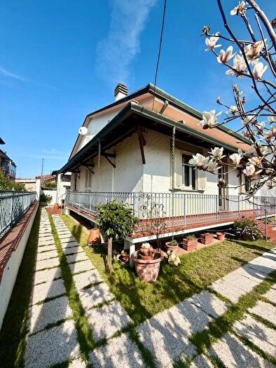 Casa con 5 locali in vendita in Camaiore