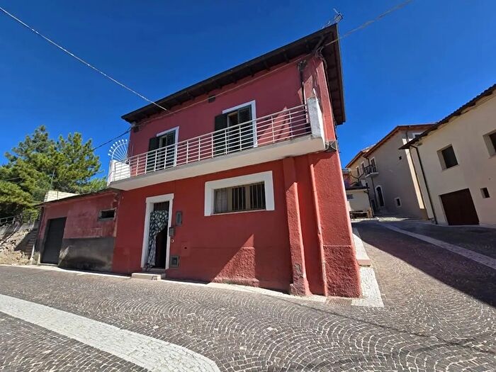 Casa trilocale in vendita in Via della Fonte, Barisciano