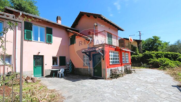 Casa con 6 locali in vendita in Via Bidone, Genova