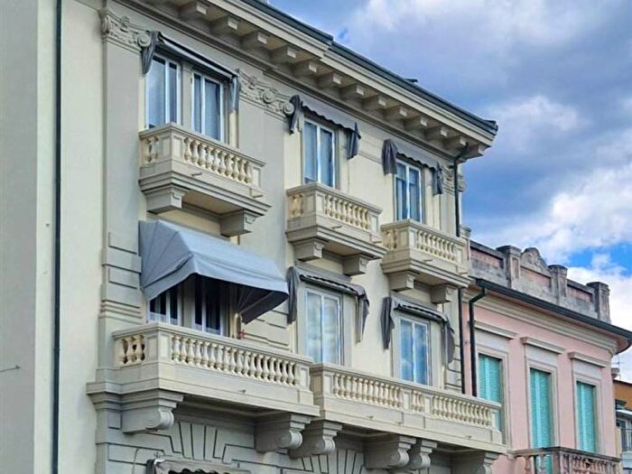 Appartamento quadrilocale in affitto in viale Giosuè Carducci, Lungomare, Viareggio