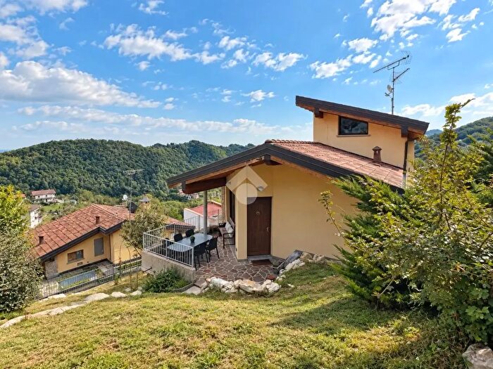 Casa quadrilocale in vendita in Via Pratomarone, Palazzago