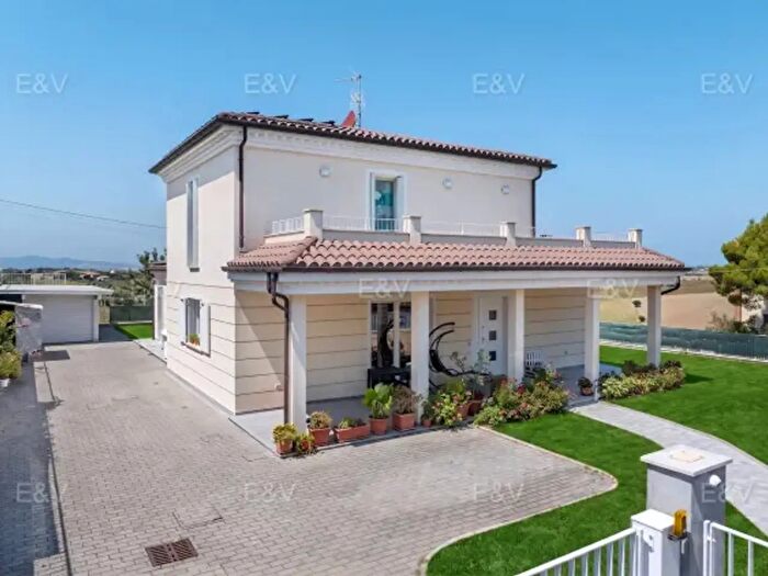 Casa con 6 locali in vendita in Viale della Libertà, San Costanzo