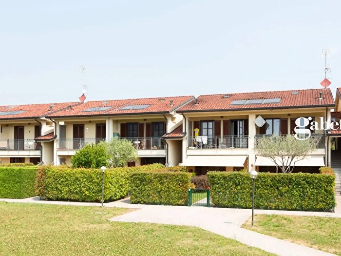 Appartamento trilocale in vendita in Via XXV Aprile, Merate