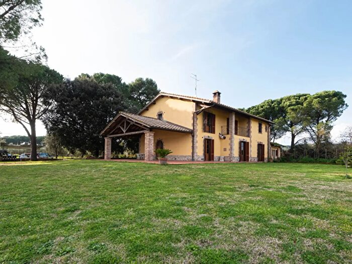 Appartamento con 12 locali in vendita in Strada del Bottegone, Grosseto