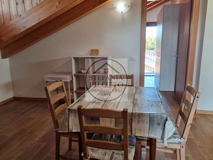 Appartamento trilocale in affitto in Via del Commissario, Padova