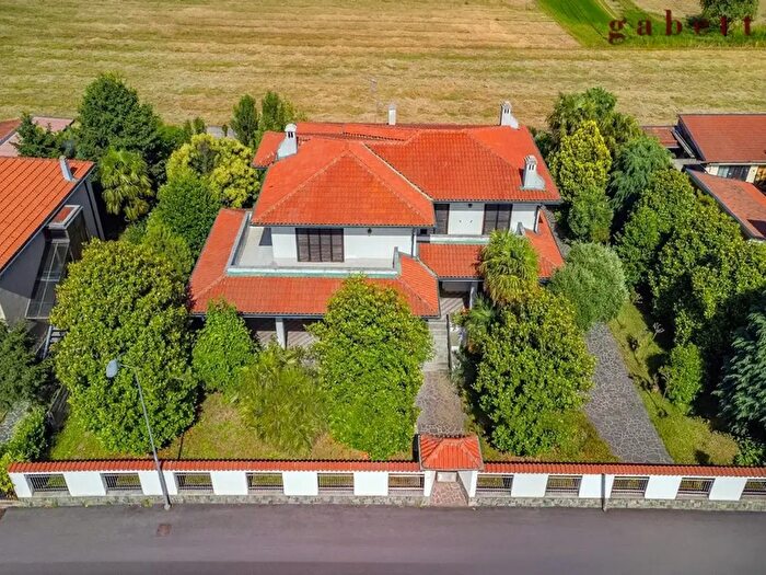 Casa con 5 locali in vendita in Via Galvani, Bareggio