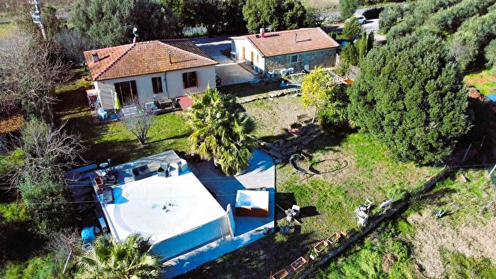 Casa con 13 locali in vendita in Roccastrada