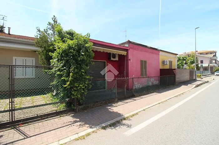 Casa quadrilocale in vendita in Via Salara, Roseto Degli Abruzzi