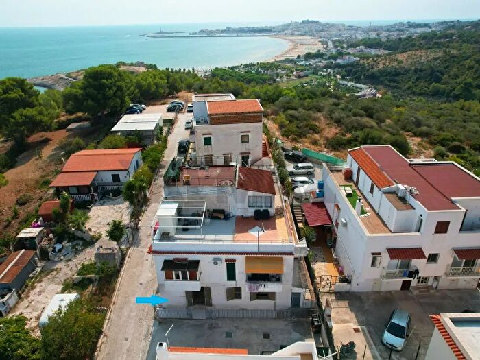 Appartamento trilocale in vendita in Contrada Defensola Snc, Vieste