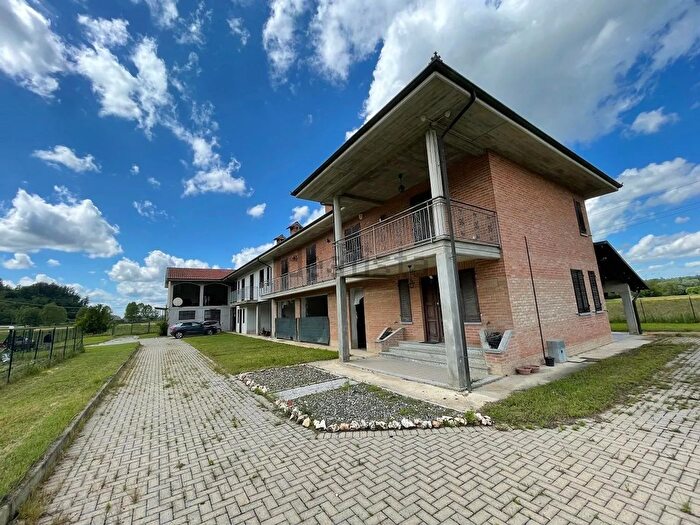 Casa con 12 locali in vendita in Castello Di Annone