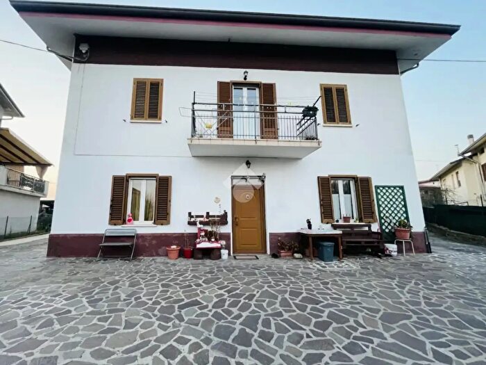 Appartamento con 8 locali in vendita in Strada Provinciale Urbinate, Montecalvo In Foglia