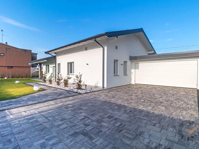 Casa quadrilocale in vendita in Via Rovigo, Cairate