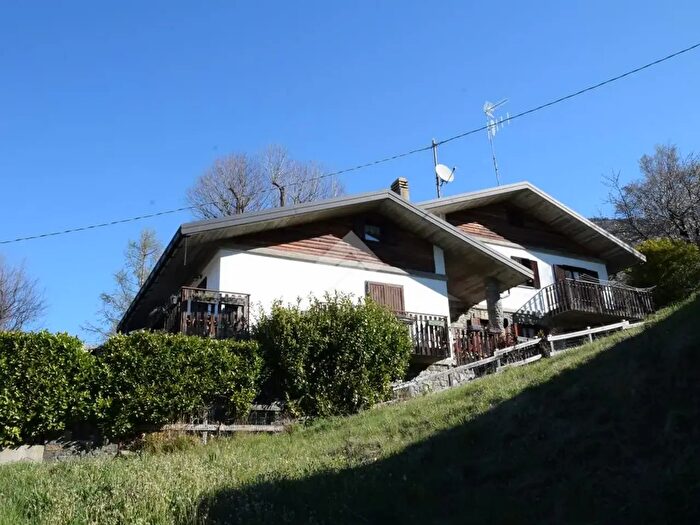 Appartamento trilocale in vendita in Via Emarese, Emarese